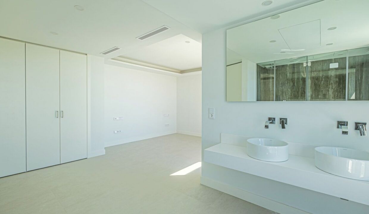 22695792-01-image-35