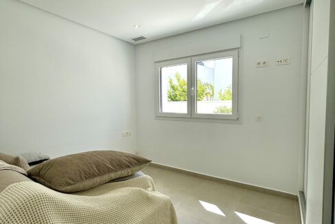 11048101-01-image-12