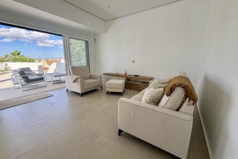 11048101-01-image-17