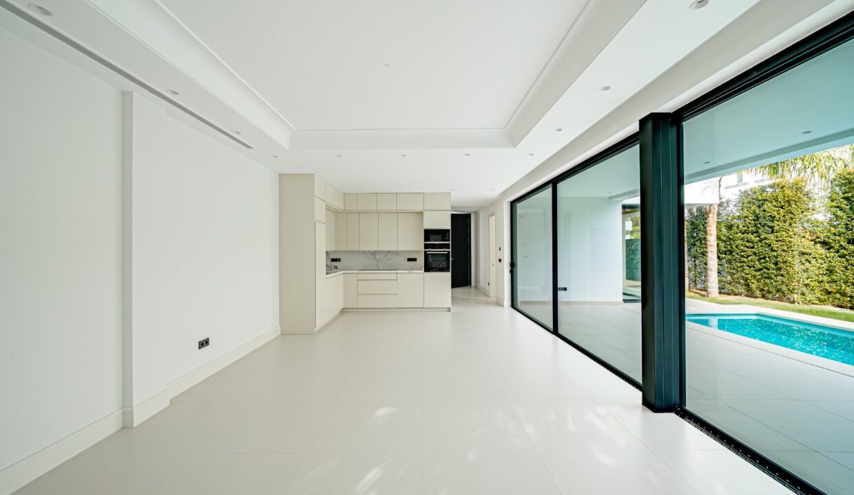 70522403-01-image-27