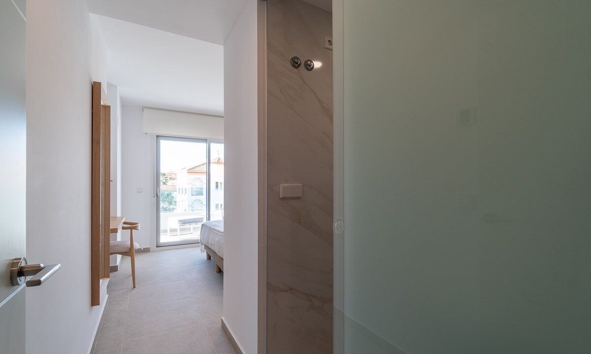 13818043-04-image-33
