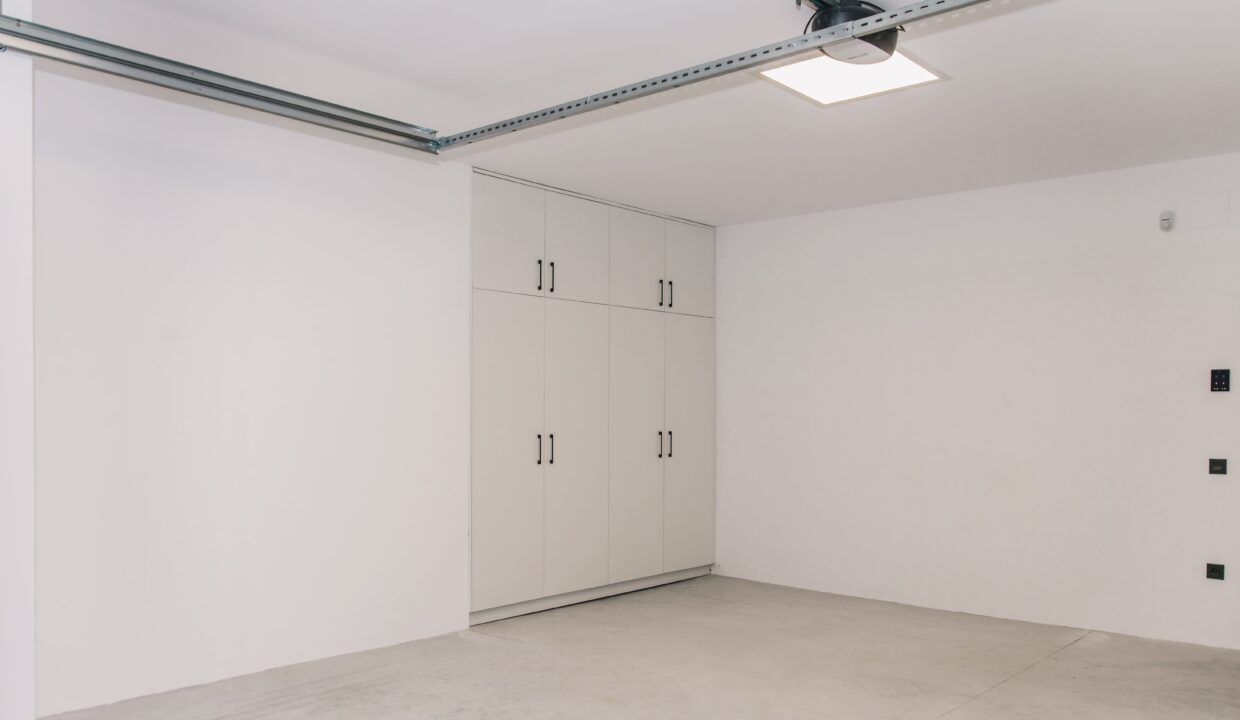 34560558-02-image-24
