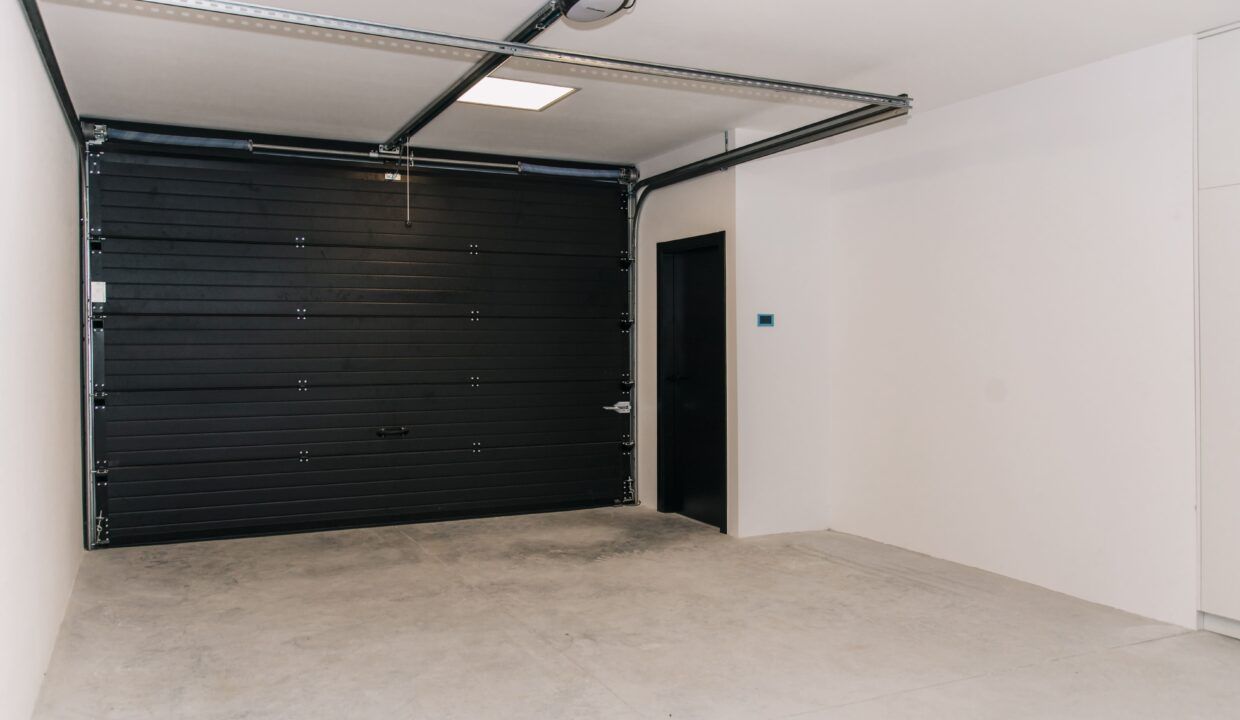 34560558-02-image-25